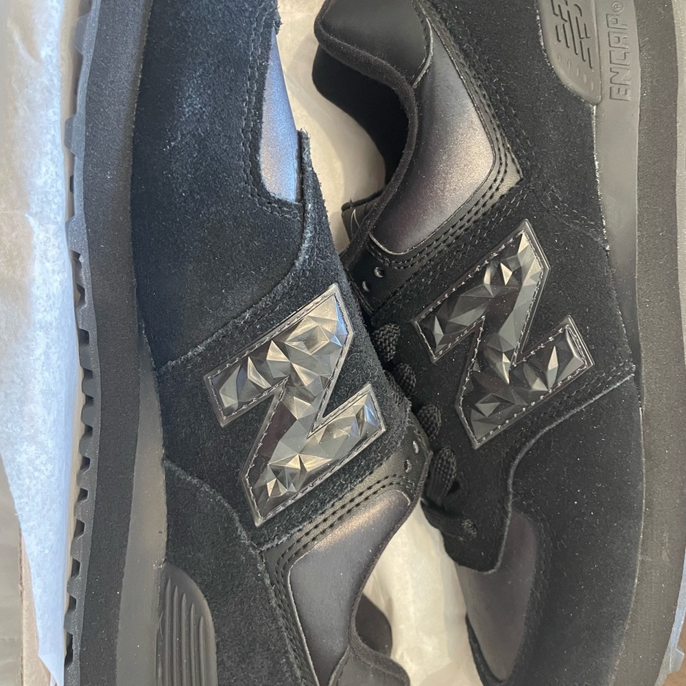 New Balance Black Sneakers with Suede Accents and Rubber Sole